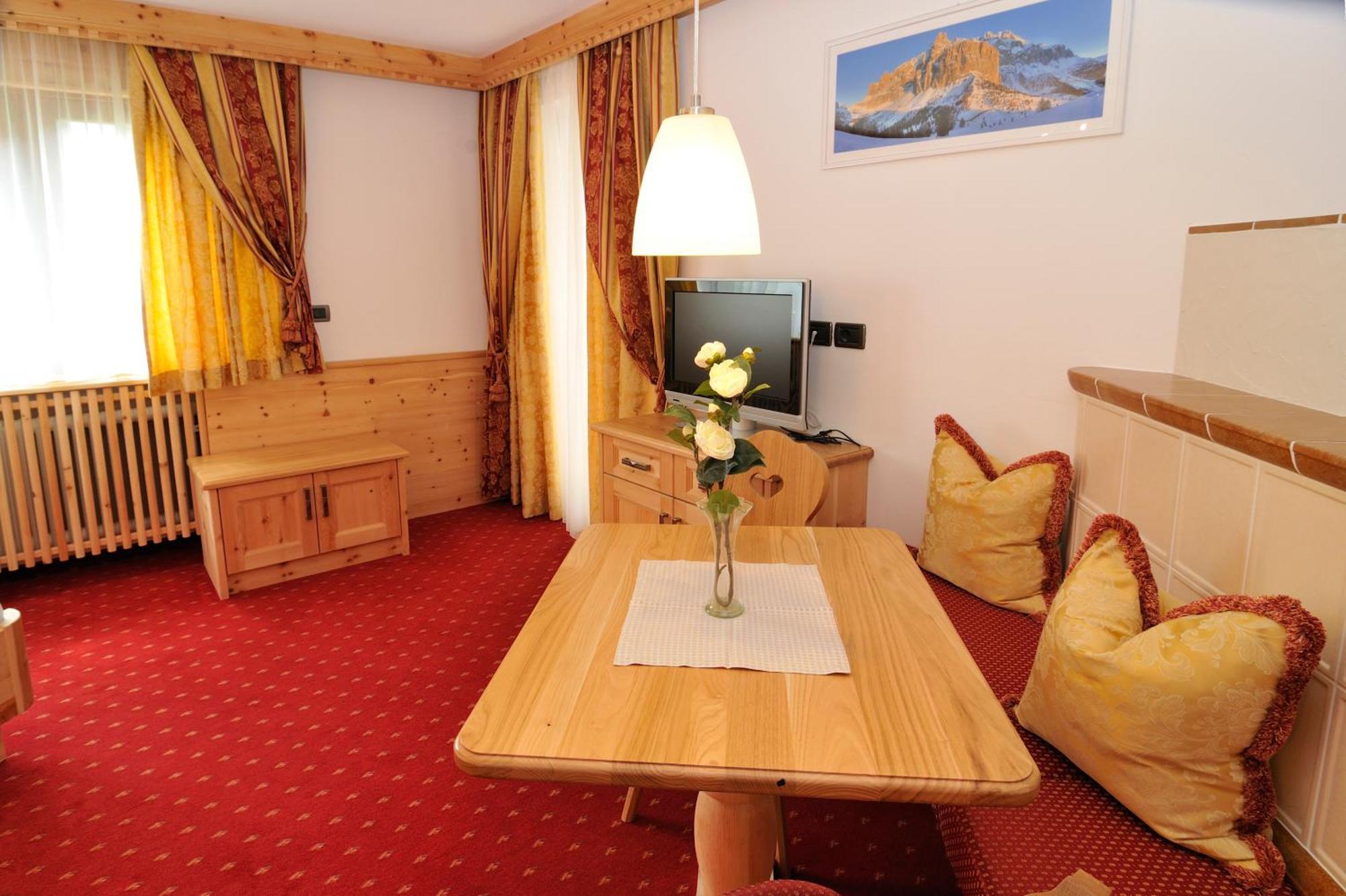 Garni Hotel Iris 塞尔瓦迪加尔代纳山谷 外观 照片